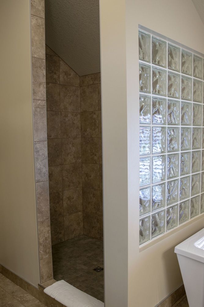 Waterton Lakes Lodge Resort Deluxe Room, 1 King Bed 8