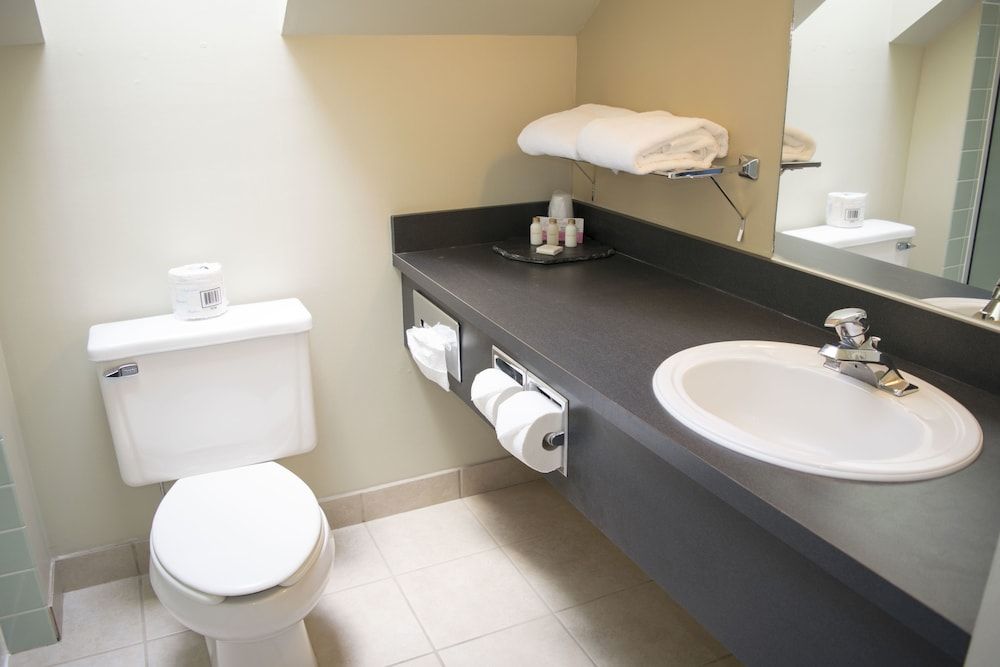 Waterton Lakes Lodge Resort Standard Suite, Kitchen 12