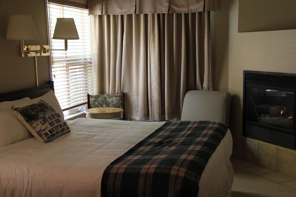 Waterton Lakes Lodge Resort Deluxe Room, 1 King Bed 3
