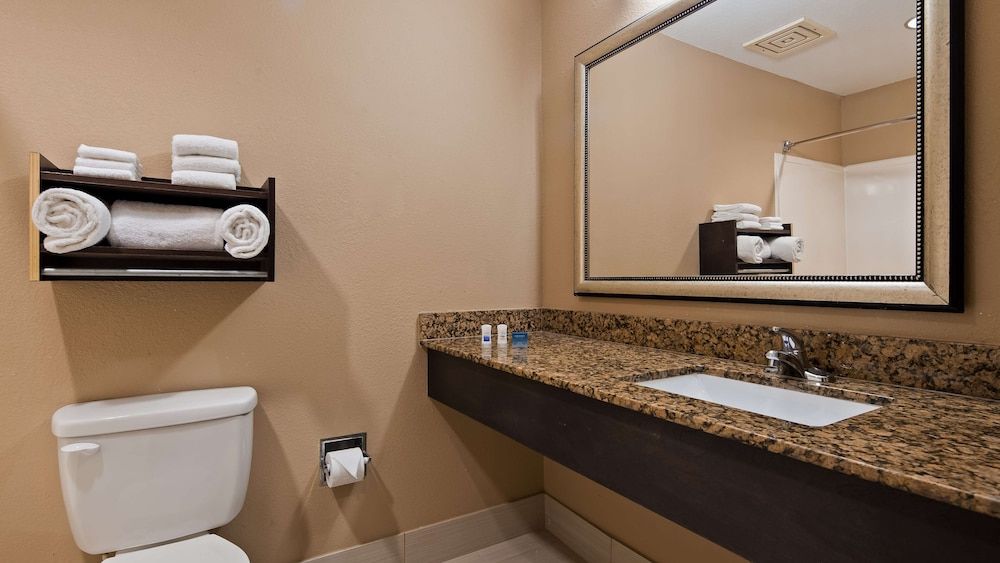 Best Western Inn & Suites - Lake Charles Suite, 1 King Bed, Non Smoking, Refrigerator & Microwave 4