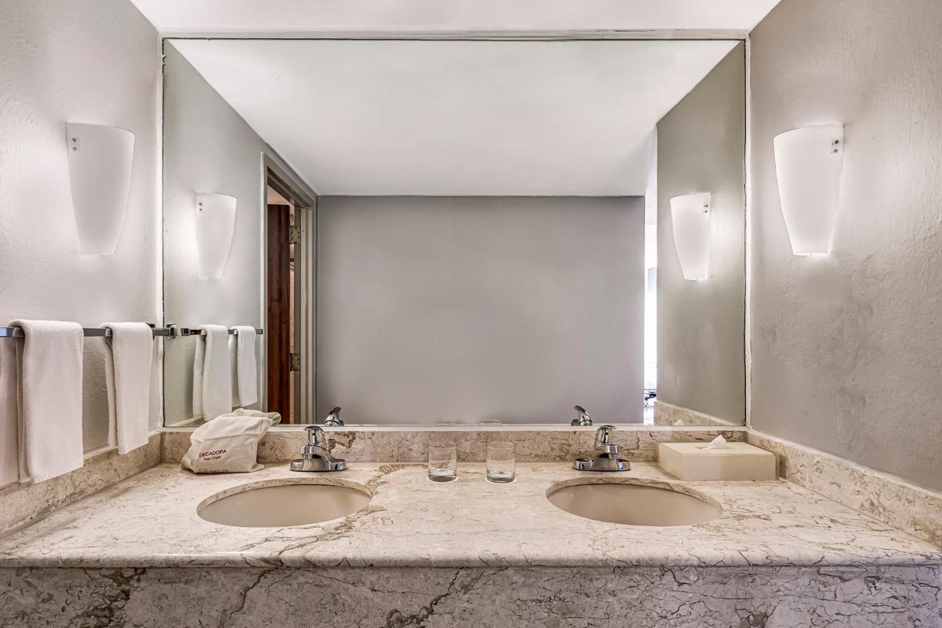 Fiesta Inn Express Nuevo Laredo Superior King Room 3