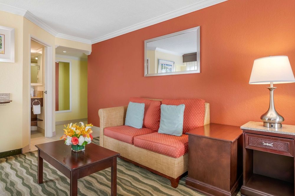 Best Western Plus Palm Beach Gardens Hotel & Ste & Conf Ctr Suite, 1 King Bed, Accessible, Non Smoking (Walk-in Shower;with Sofabed) 3