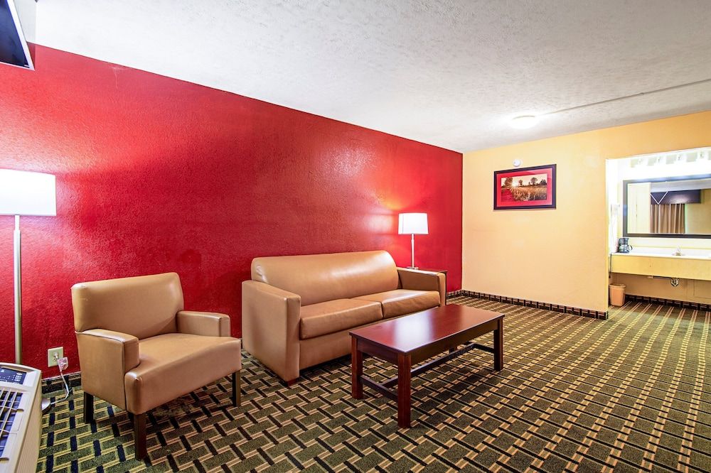 Red Roof Inn & Suites Greenwood, SC Suite, 1 King Bed, Non Smoking, Jetted Tub 6