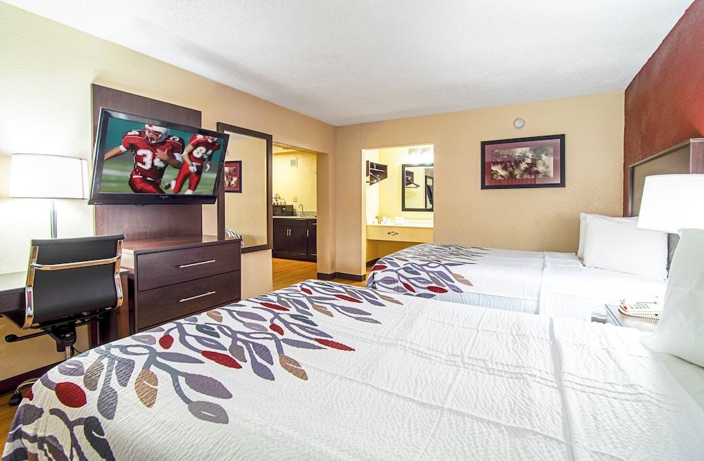 Red Roof Inn & Suites Greenwood, SC Deluxe Room, 2 Double Beds, Non Smoking 4