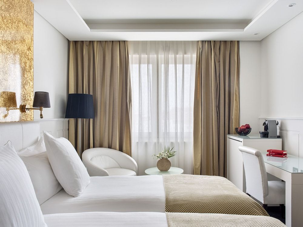 Hotel Colón Gran Meliá Deluxe Room 2