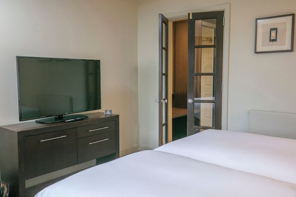 Glasgow Westerwood Spa & Golf Resort Classic Twin Room 4