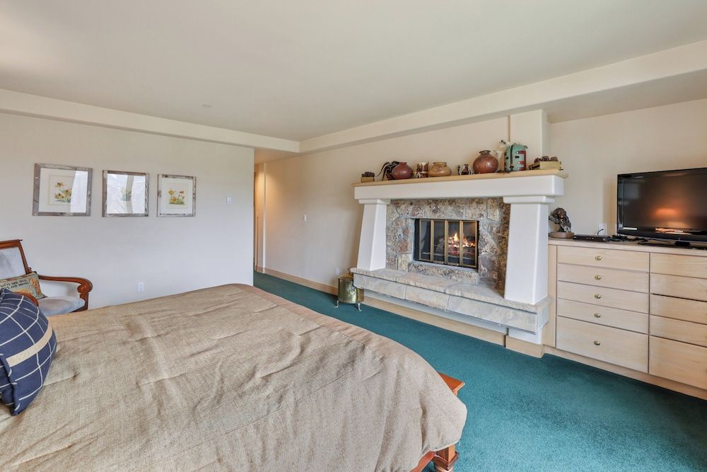 Condo, Multiple Beds ( + Den)