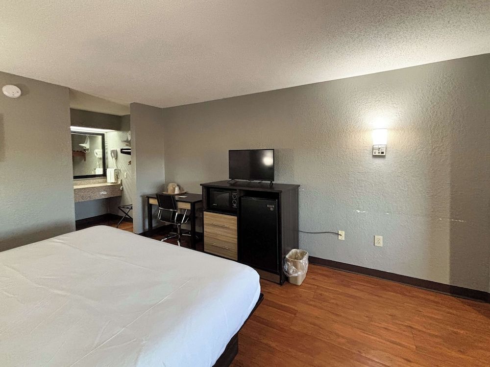 Deluxe Room, 1 King Bed, Smoking, Refrigerator & Microwave