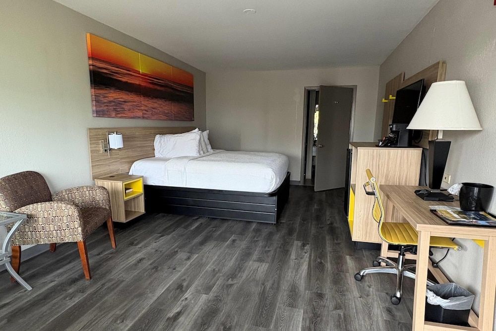 Deluxe Room, 1 King Bed, Accessible, Non Smoking (Mobility, Tub w/Grab Bars)