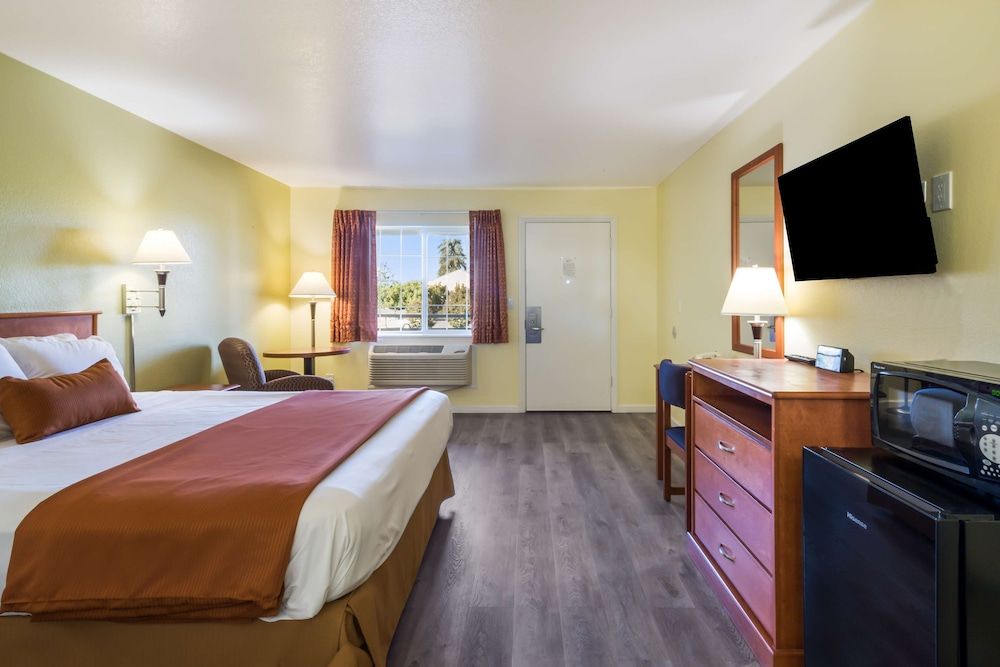 Room, 1 King Bed, Non Smoking