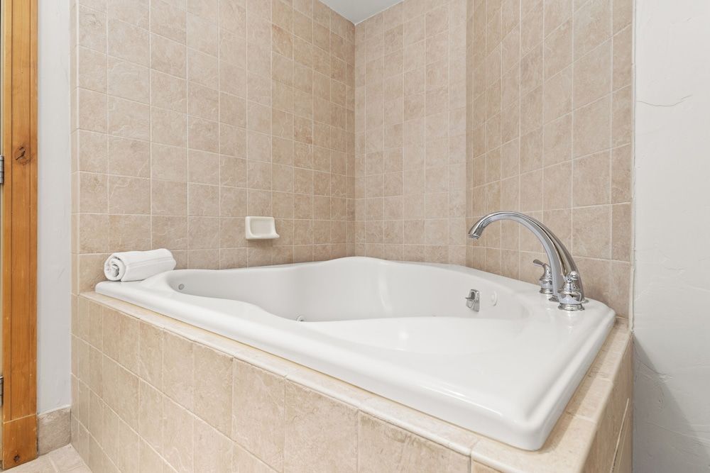 The Steamboat Grand Room, 1 King Bed 7