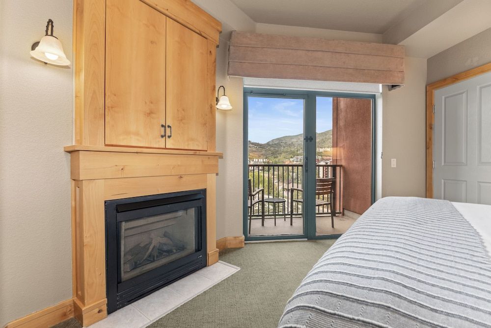 The Steamboat Grand Room, 1 King Bed 2