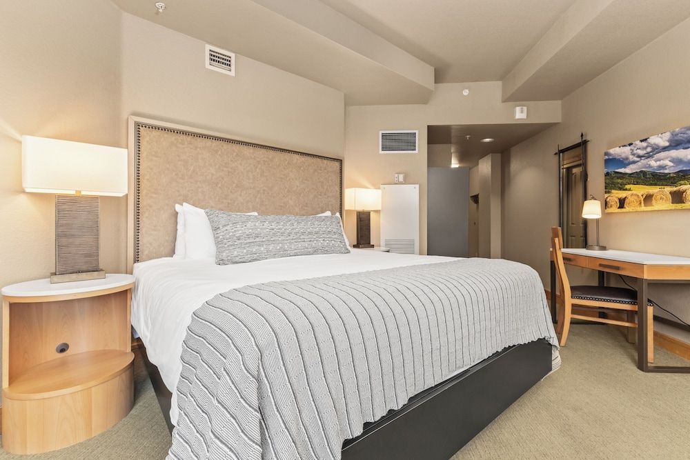 The Steamboat Grand Room, 1 King Bed