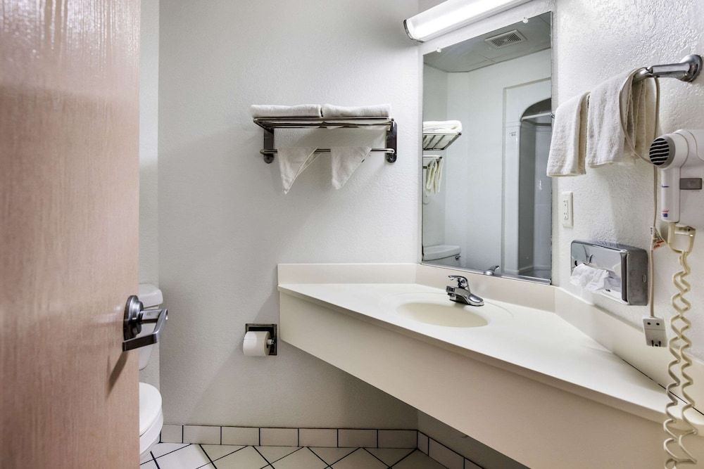 Econo Lodge Morristown Standard Room, 1 Queen Bed, Non Smoking 4