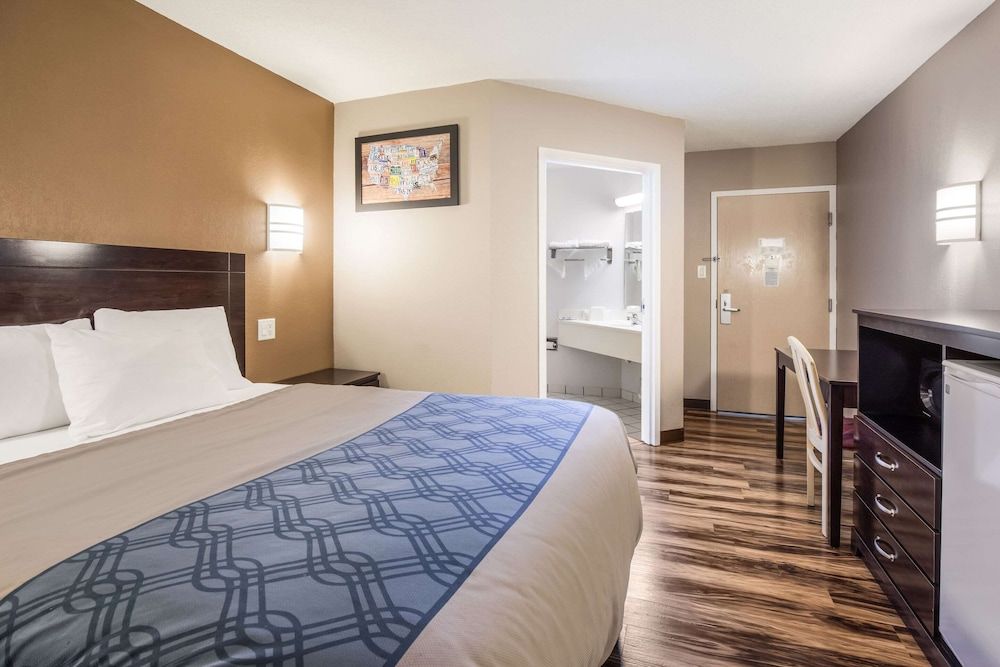 Econo Lodge Morristown Standard Room, 1 Queen Bed, Non Smoking