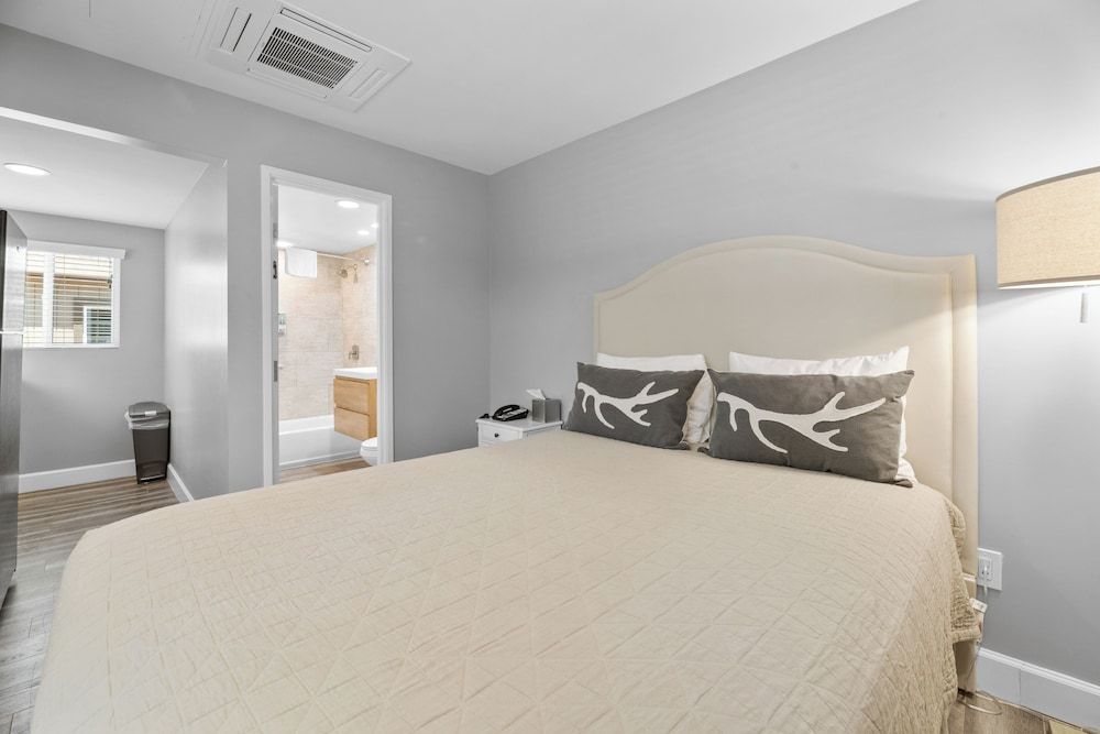 Signature Cabin, Queen, Lake or Partial Lake View