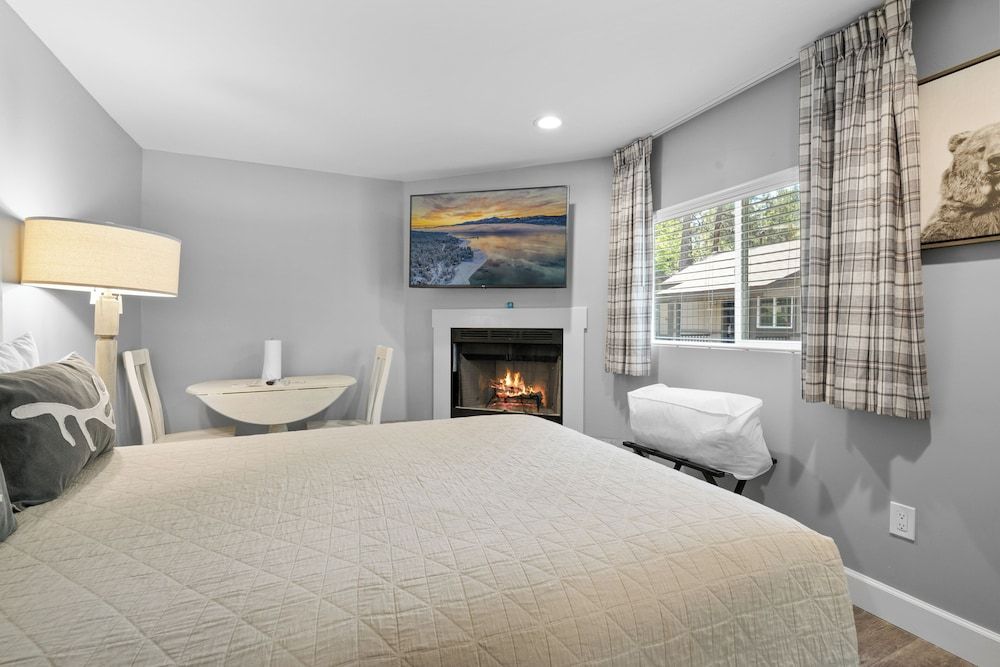 Signature Cabin, Queen, Lake or Partial Lake View
