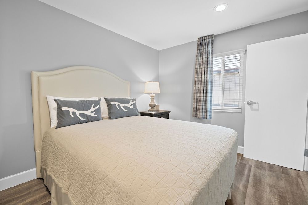 Premium Cabin, Queen and Sofa Bed, Lake or Partial Lake View
