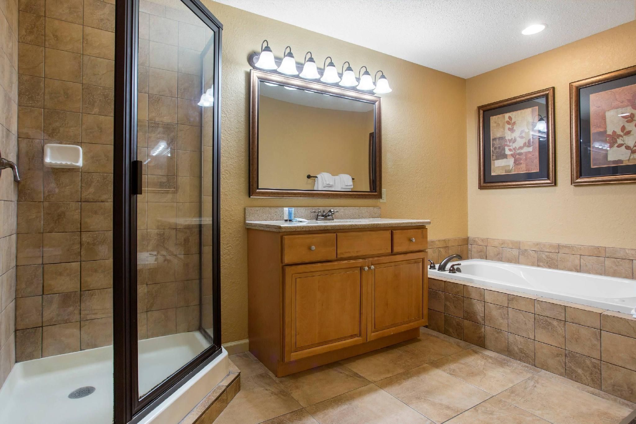 1 King Bed, 2 Queen Beds, Suite, Nonsmoking