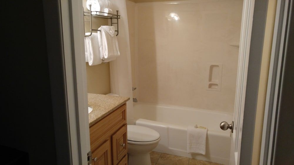 Cottages on the Green Cottage, 2 Queen Beds 5