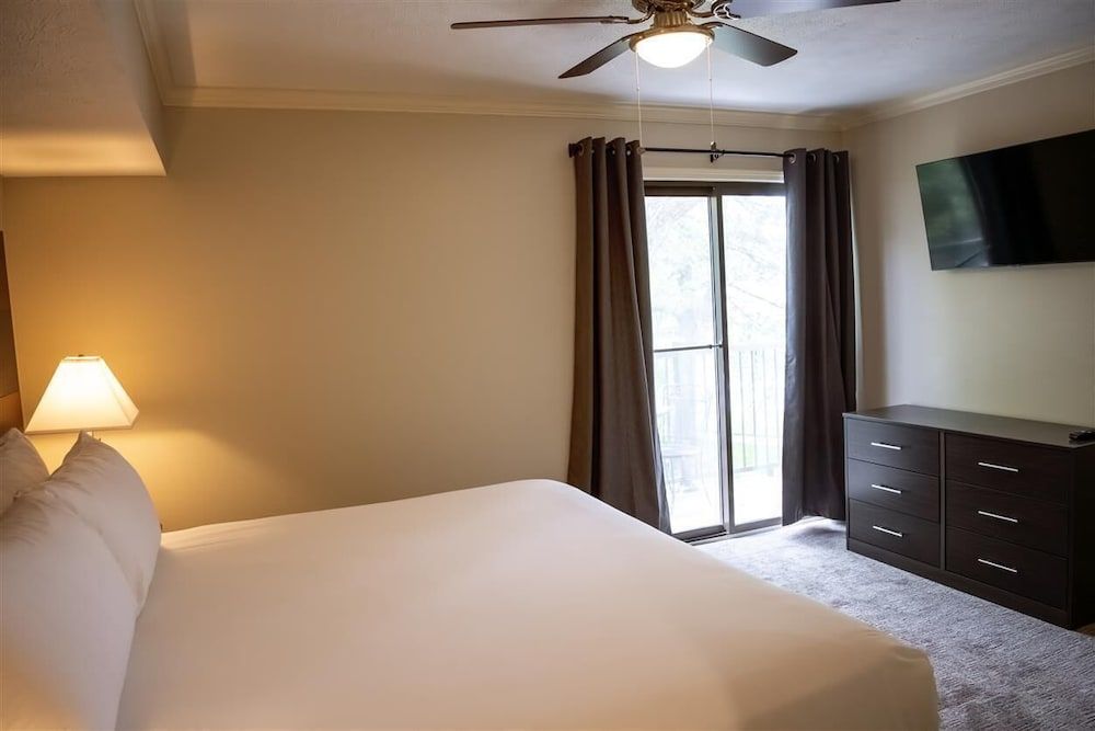 Luxury Suite, 1 King Bed, Kitchen