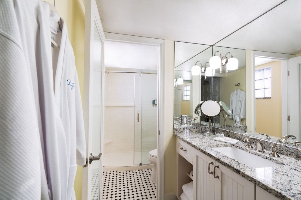 Pink Shell Beach Resort and Marina Deluxe Studio, 1 King Bed (Gulf Front) 3