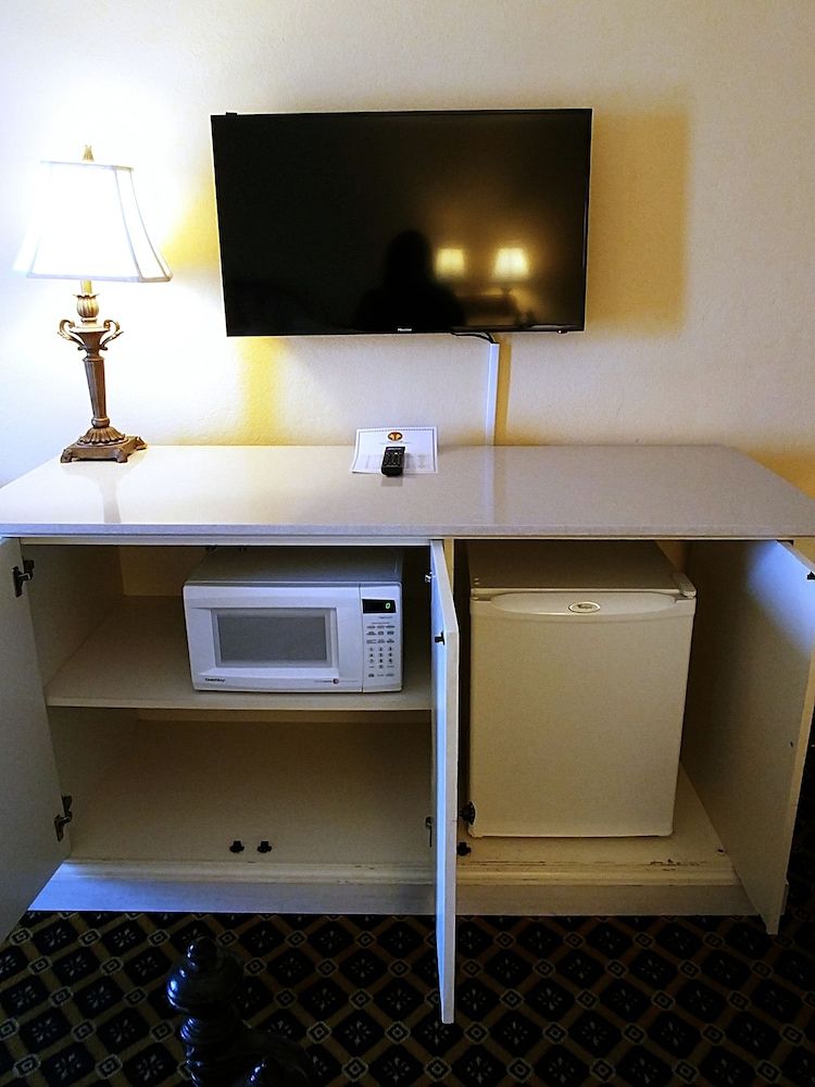 Emerald Shores Resort Room, 2 Queen Beds, Refrigerator & Microwave, Oceanfront 11