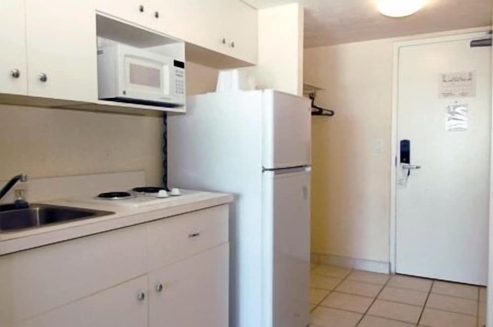 Emerald Shores Resort Standard Room, 2 Queen Beds, Kitchenette, Oceanfront 3