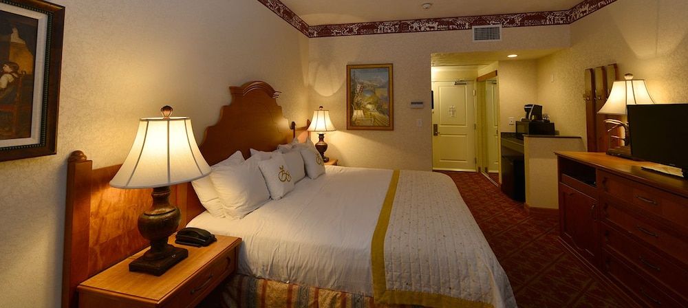 Alpine King ADA Room, Fridge & Microwave