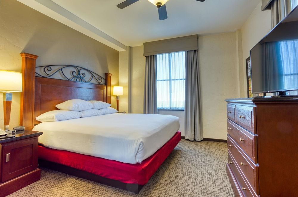 Suite, 1 King Bed with Sofa bed, Accessible, Refrigerator & Microwave (2 Rooms, Tub)