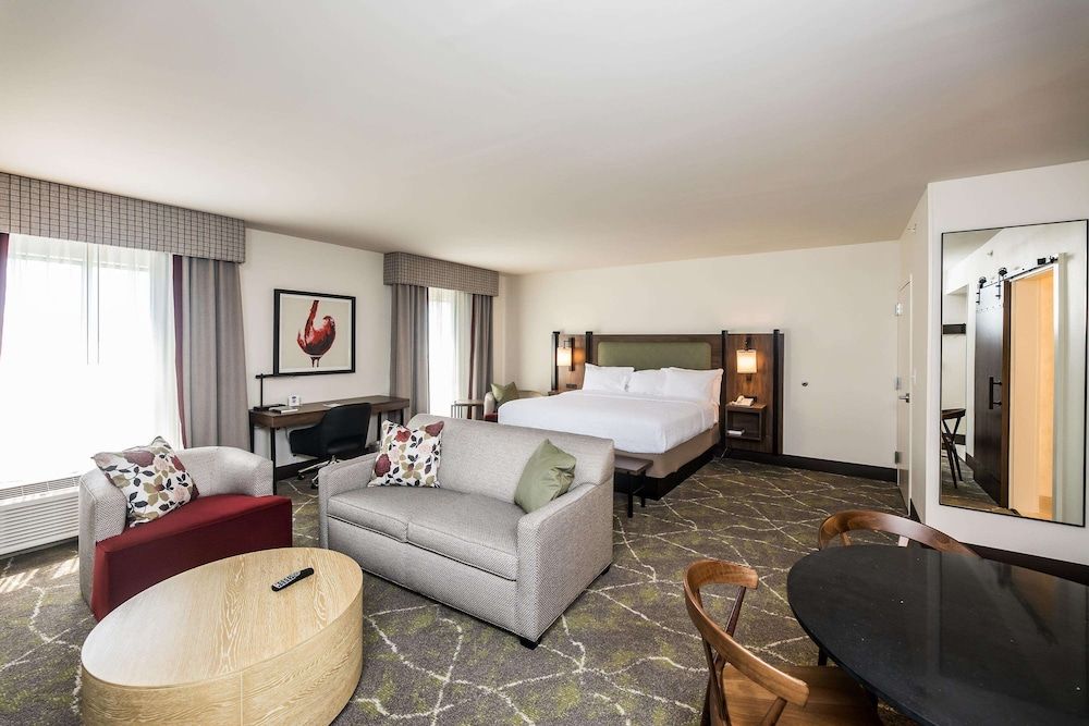 Suite, 1 King Bed (Hearing)