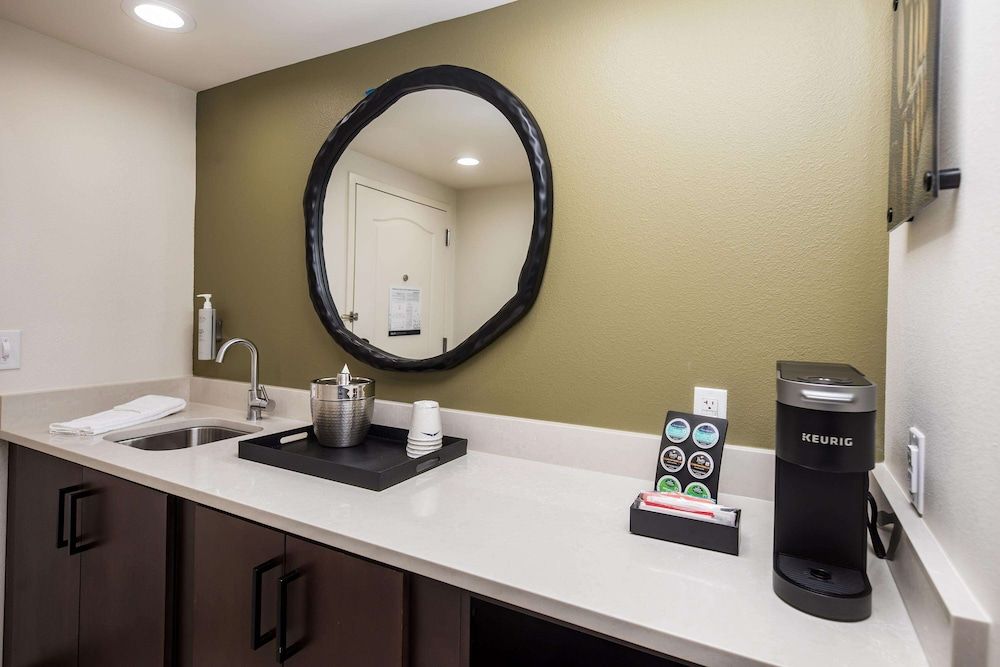 Suite, 1 King Bed (Mobility & Hearing, 3x3 Shower)