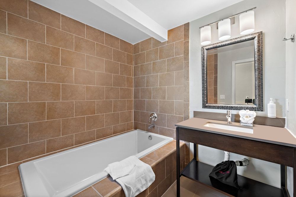 The Morgan San Simeon - Cambria by Hearst Castle Junior Suite, 1 King Bed, Fireplace, Oceanside 7