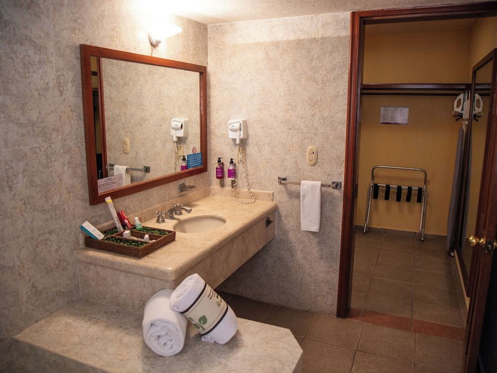 Hotel Misión Comanjilla Luxury Room, 2 Double Beds 9