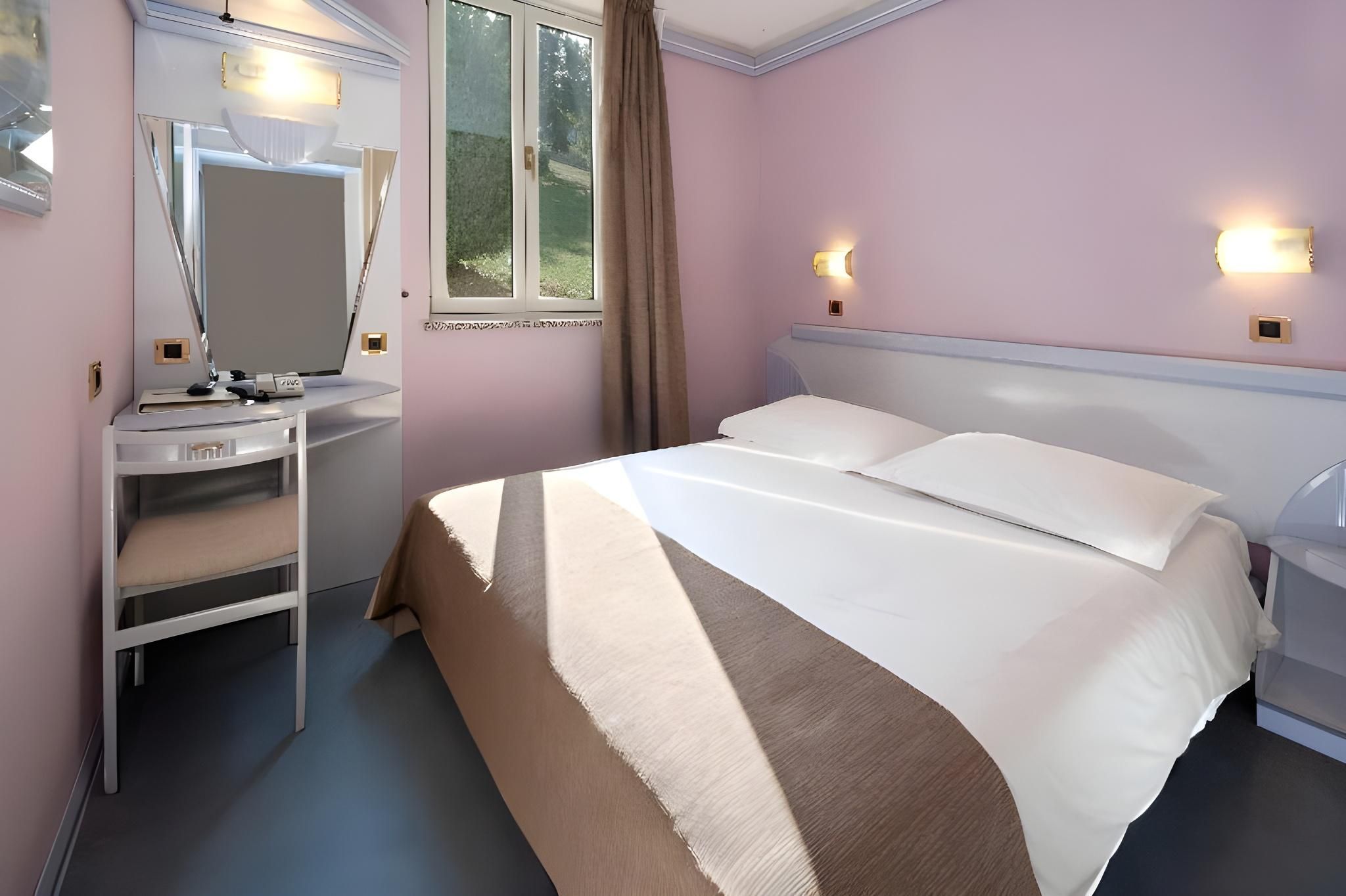 Economy Single Room with French Bed - Park Side