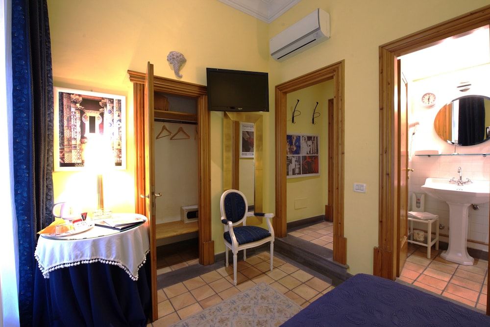 Hotel Locanda Cairoli Small Double Room Street View 11