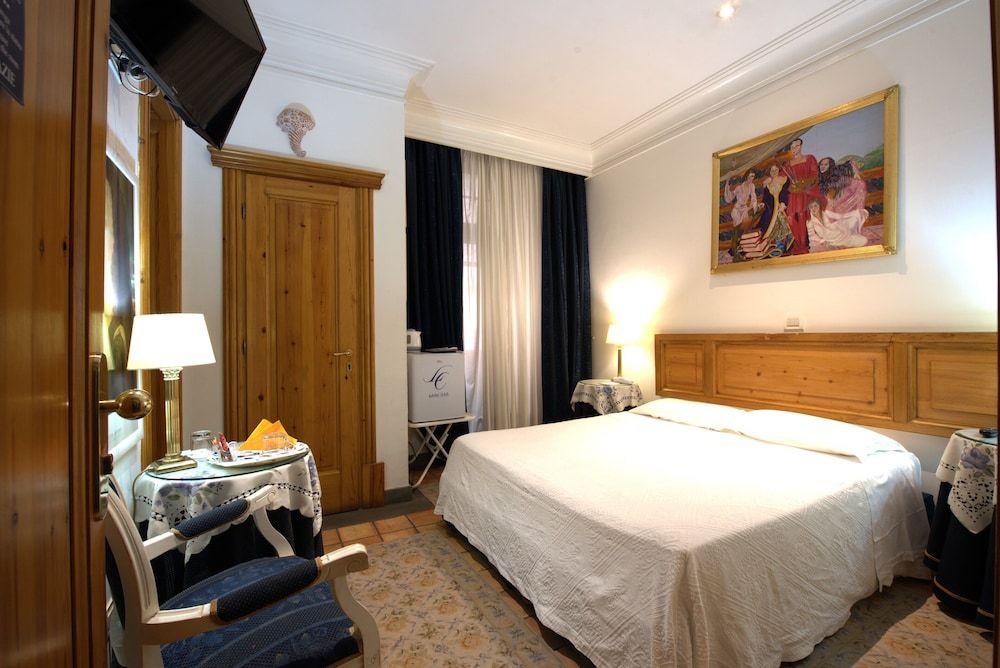 Hotel Locanda Cairoli Small Double Room Internal View 2