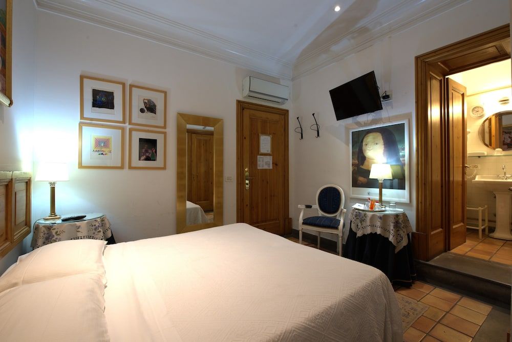 Hotel Locanda Cairoli Small Double Room Internal View