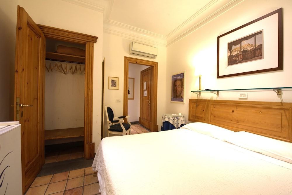 Hotel Locanda Cairoli Small Double Room Internal View 5