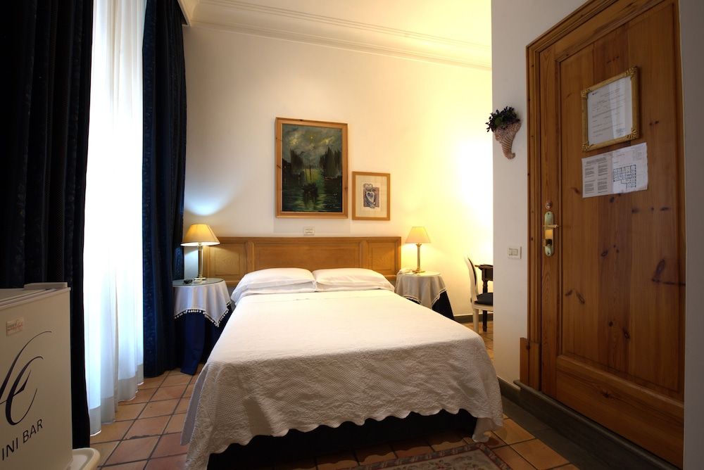 Hotel Locanda Cairoli Small Double Room Street View 4