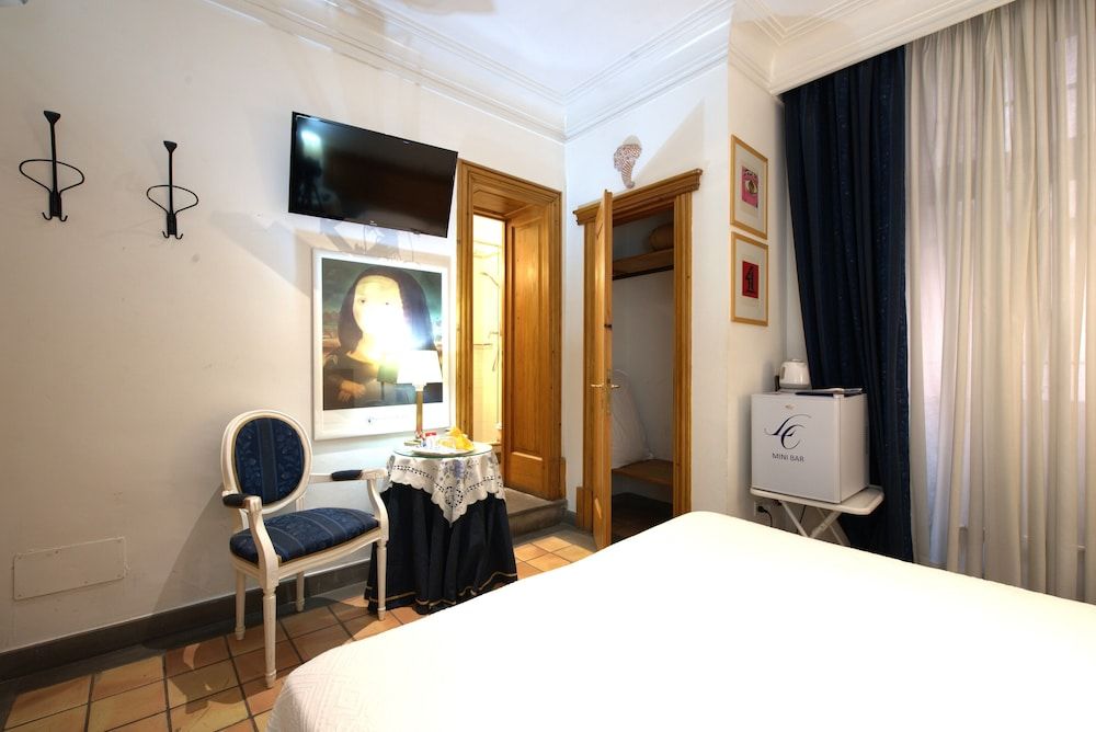 Hotel Locanda Cairoli Small Double Room Internal View 11