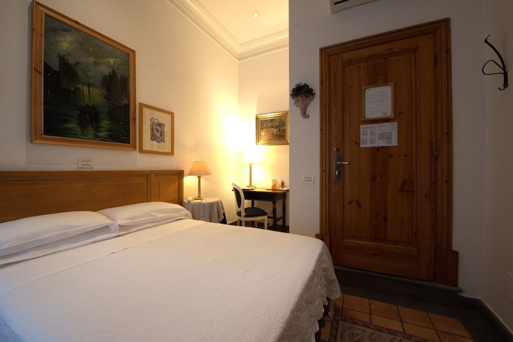 Hotel Locanda Cairoli Small Double Room Street View 5