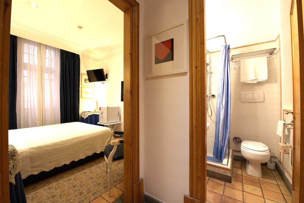 Hotel Locanda Cairoli Small Double Room Internal View 3