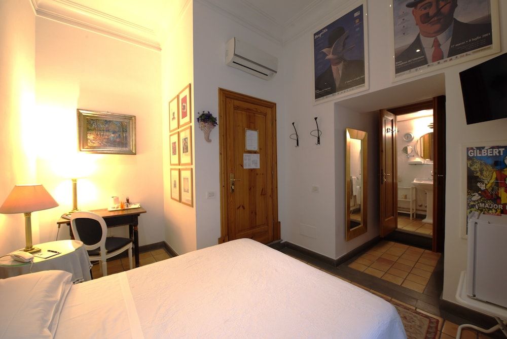 Hotel Locanda Cairoli Small Double Room Street View 12