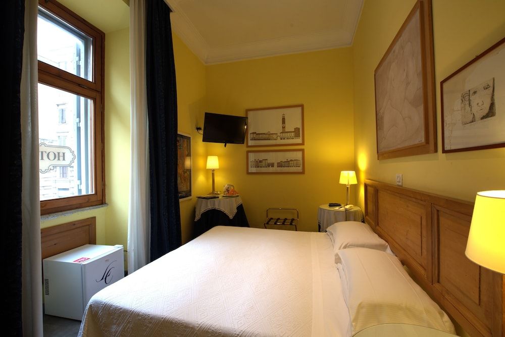 Hotel Locanda Cairoli Small Double Room Street View 7
