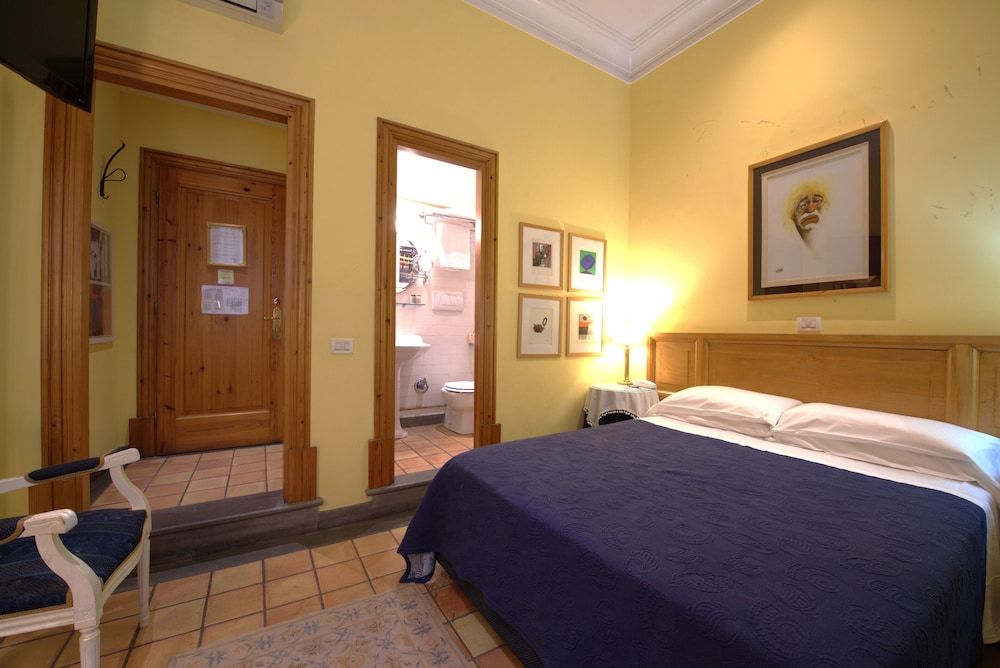 Hotel Locanda Cairoli Small Double Room Street View 3