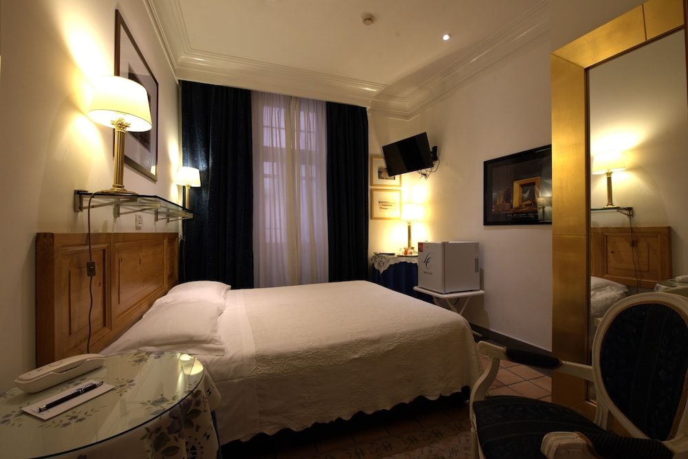 Hotel Locanda Cairoli Small Double Room Internal View 4