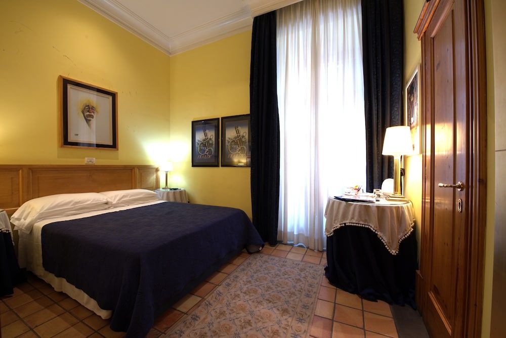 Hotel Locanda Cairoli Small Double Room Street View 6