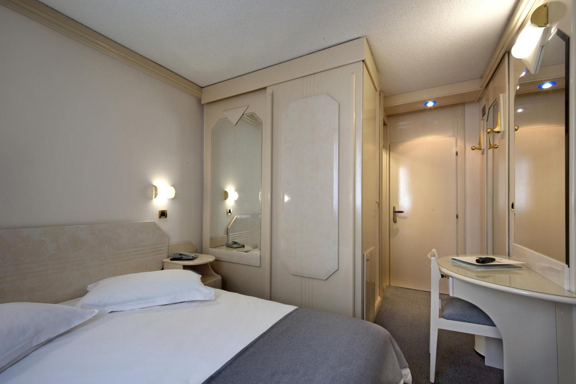 Economy Single Room with French Bed - Park Side