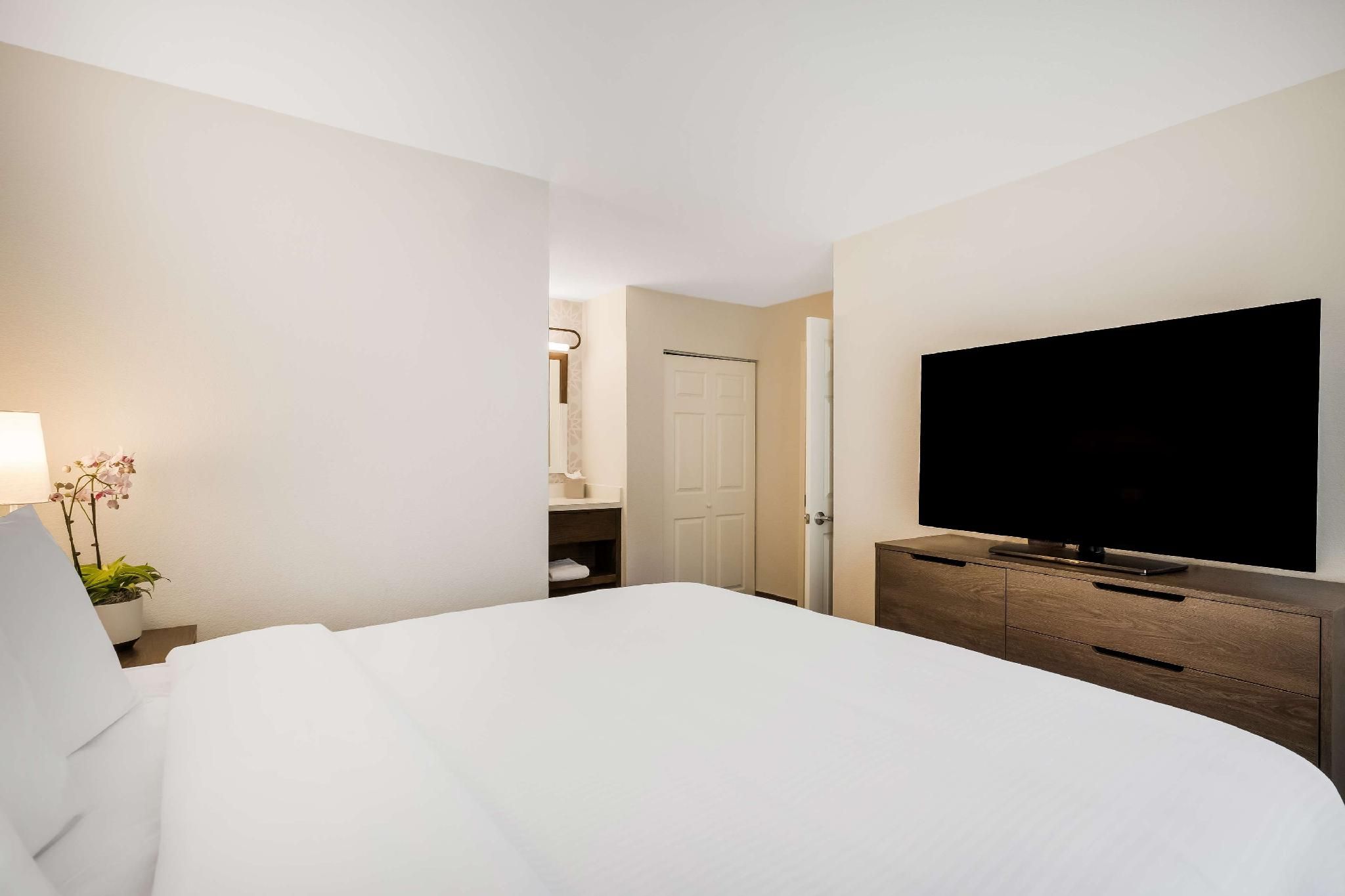 Mobility Accessible One Bedroom Suite Queen Bathtub